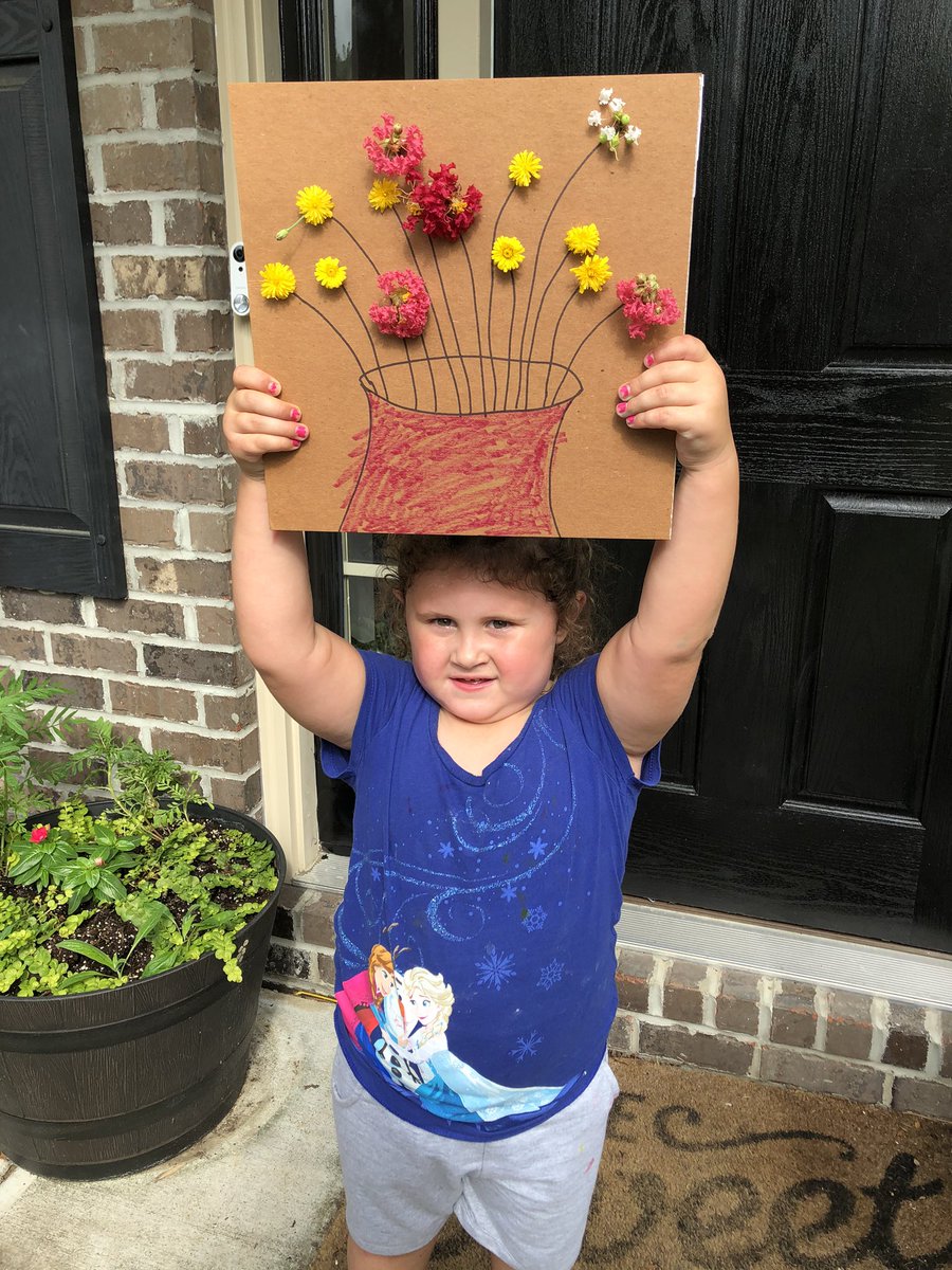 Millenniarch's tweet photo. Craft project for today! Such a fun idea and so easy! Also Mari loved it! #Dadlife #Parenting #Momlife #Toddlerlife #artsandcraft #flowers https://t.co/yxqibbsXmV