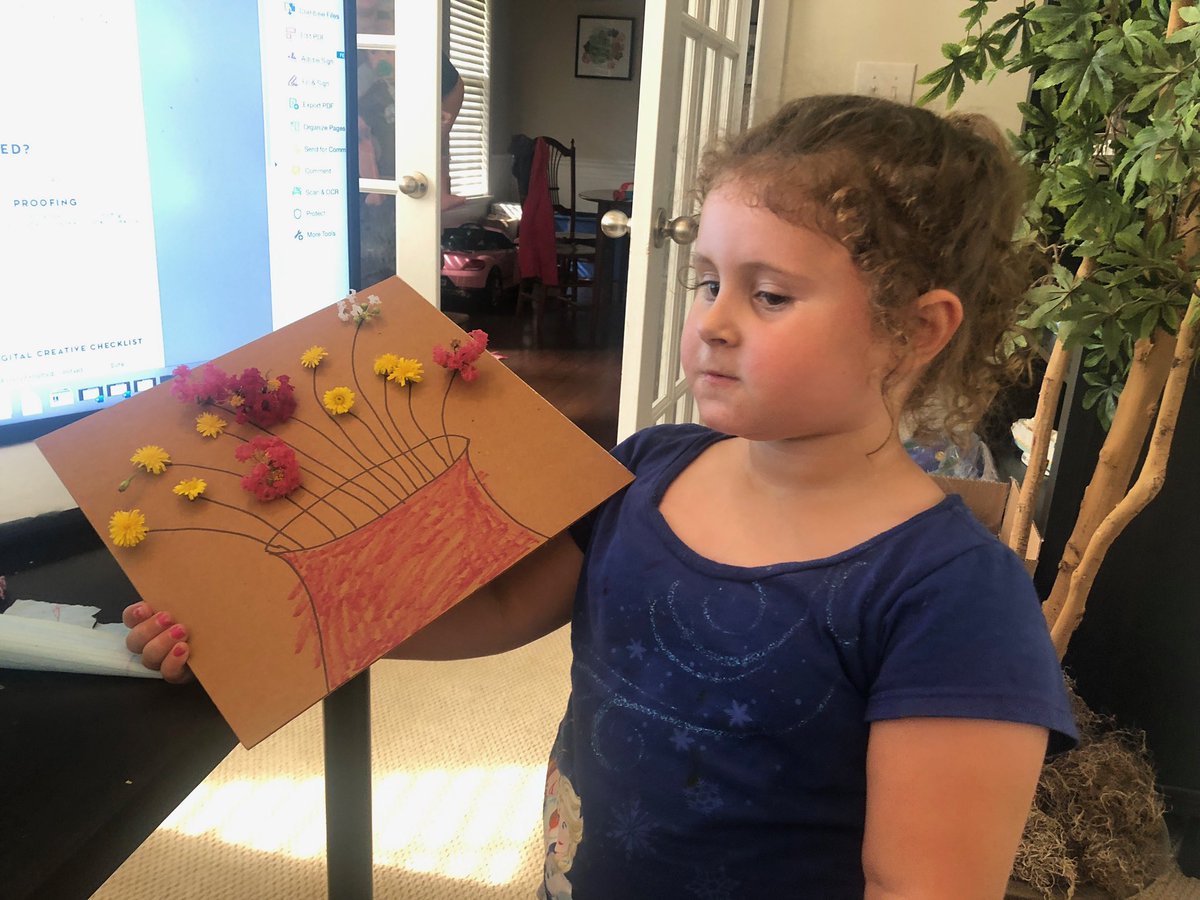 Millenniarch's tweet photo. Craft project for today! Such a fun idea and so easy! Also Mari loved it! #Dadlife #Parenting #Momlife #Toddlerlife #artsandcraft #flowers https://t.co/yxqibbsXmV