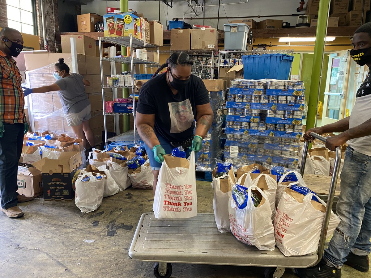 GetShiftDoneOrg's tweet photo. Get Shift Done for the DMV is proud to partner with @BreadfortheCity to help distribute food to hungry Americans in our nation's capital. In May, their team was able to give over 14,000 bags of food and is working hard to donate 400-500 bags per day in July. Talk about hustle! https://t.co/ob3Hb7Vte7