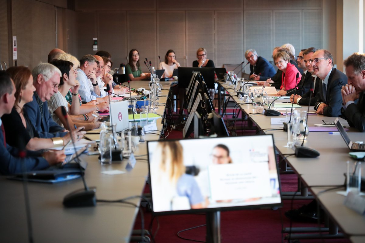 JeanCASTEX's tweet photo. En amont de la conclusion du Ségur de la Santé, j'ai ouvert la réunion de négociation avec les personnels paramédicaux. J'ai annoncé une enveloppe de 7,5 milliards d'euros, et insisté pour que les questions d'emploi soient également intégrées à la négociation. https://t.co/D5pyU02vM6