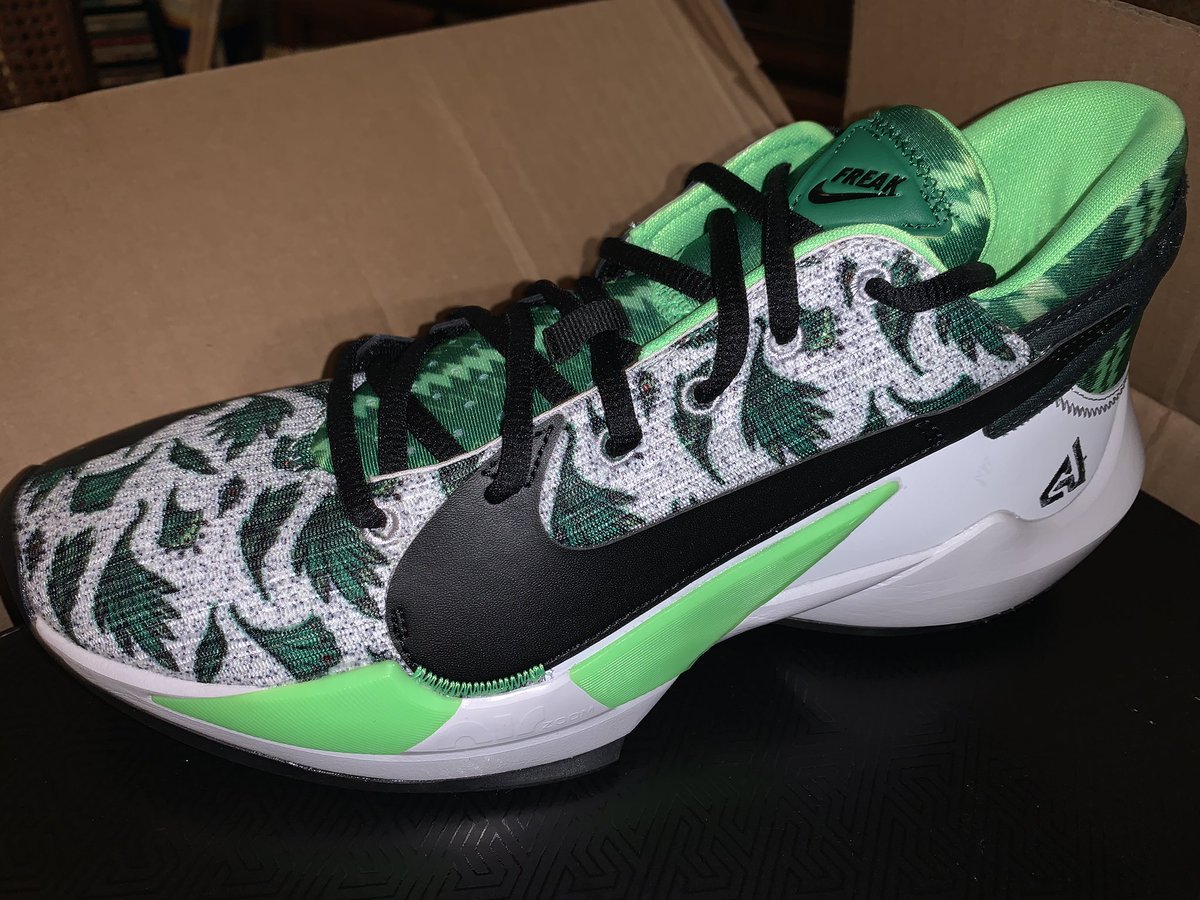 Official look at Giannis Antetokounmpo's 2nd signature sneaker