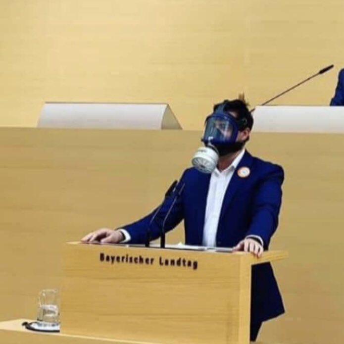 Jetzt drehen die Maskengegner und Coronaleugner der AFD im Bayerischen Landtag endgültig durch. Die Maske ist sicher nicht bequem, aber notwendig - für unsere Gesundheit und zum Schutz der Schwächeren. #maskeauf