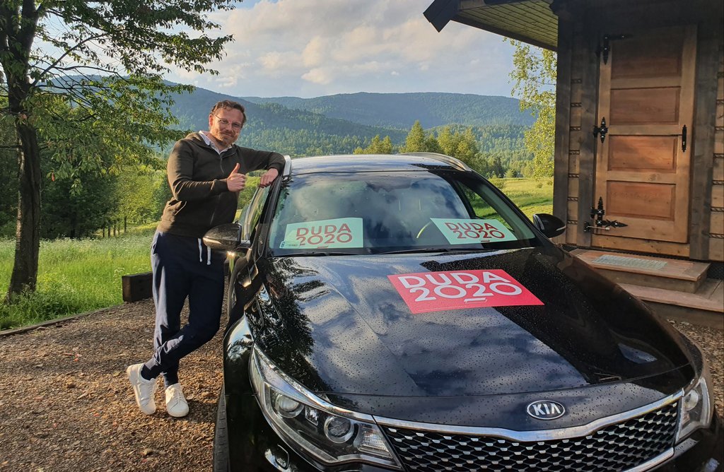 BoguckiZbigniew's tweet photo. Gdziekolwiek jesteśmy,w domu czy na wakacjach,zawsze pokazujmy,że jesteśmy za @AndrzejDuda2020 🇵🇱 #PrezydentPolskichSpraw 🇵🇱
Tu nasz rodzinny #DUDAbus🚗 w pięknych okolicznościach bieszczadzkiego krajobrazu😊
#ŁączyNasPolska #AmbitnaPolska #PlanDudy https://t.co/QIxdVki5vt