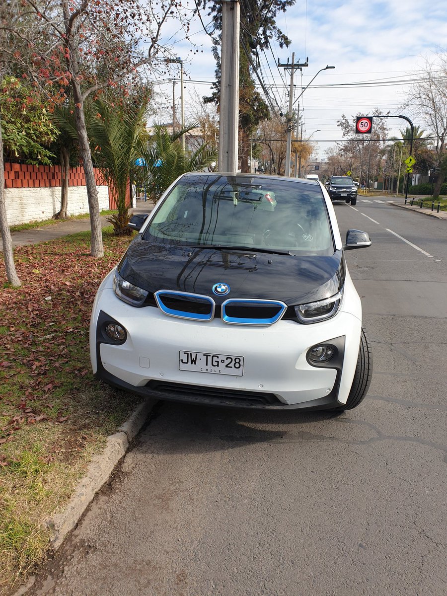 jovenrise's tweet photo. Este es el auto de Rodrigo @rlafuente, 

Rodrigo no respeta leyes y estaciona donde quiere. Hoy arriba del pasto afuera de mi casa. Rodrigo bloquea la calle y se molesta cuando lo encuentro y le exijo sacar el auto de ahí.

Rodrigo es #rechazo, todo calza. 

No sea como Rodrigo. https://t.co/YyoONrWPcN