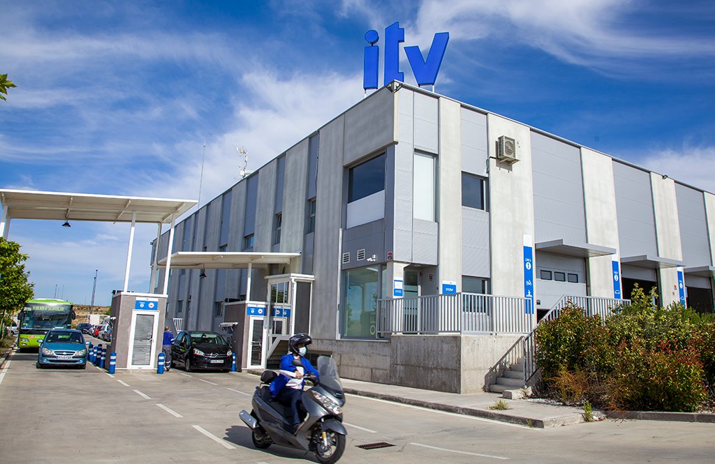 AECA_ITV's tweet photo. 🔴 El Ministerio de #Transportes autoriza una prórroga de tres meses para las #ITV que caduquen tras el #EstadoDeAlarma, desde el 21 de junio hasta el 31 de agosto 👉 https://t.co/MEYSfDYbKK https://t.co/N18vJaK2k9