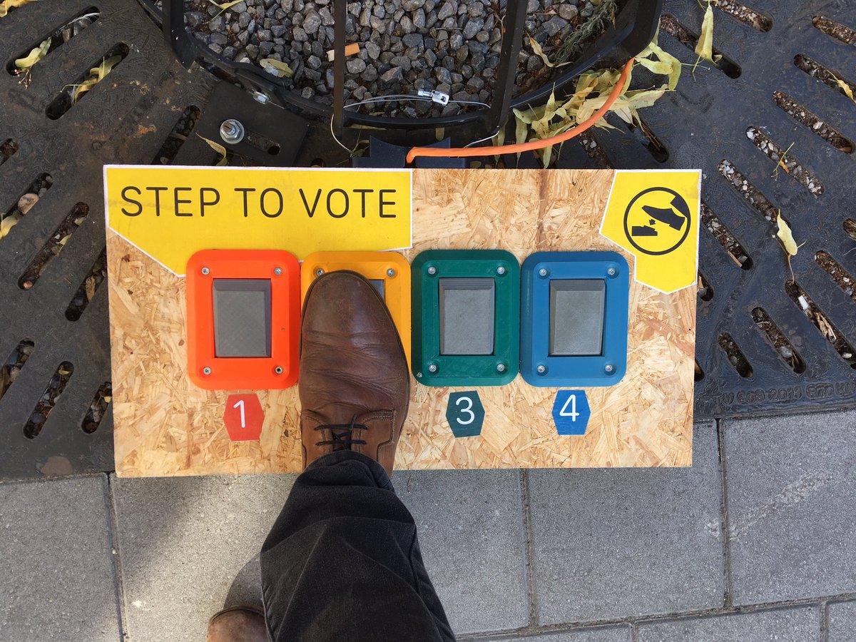 Next step. De burgerdialoog van <a href="/researchxdesign/">Research[x]Design</a> kreeg een #coronaproof upgrade. Zo wordt er momenteel in de Dirk Boutslaan gepolst naar het vervoermiddel van de bezoeker.