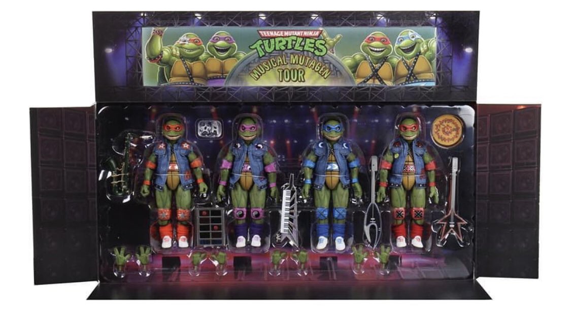 lalochaps_'s tweet photo. Tal vez sean muy jóvenes para recordarlo pero el set exclusivo de las #TMNT que anunció #NECA está basado en el tour “Coming Out Of Their Shells” de 1990 patrocinado por Pizza Hut. Si, era un concierto de las Tortugas Ninja.

Pueden buscar las canciones en YouTube. https://t.co/CEzfq0FBs4