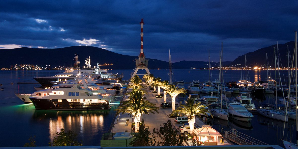 (4/4) 
Na "zelenu listu" država čiji rezidenti mogu ući u #CrnaGora bez dodatnih uslova uvršteno #UjedinjenoKraljevstvo. 
U posebnim aranžmanima sa <a href="/MRTME/">Ministarstvo ekologije, planiranja i urbanizma MNE</a> i uz kontrole omogućen ulazak rezidentima: #Turska, #UAE, #Ukrajina i #Bjelorusija. 
#CoronaInfoCG