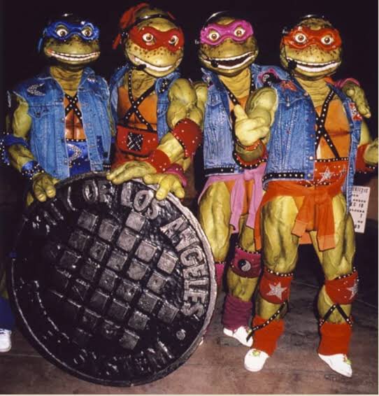 Tal vez sean muy jóvenes para recordarlo pero el set exclusivo de las #TMNT que anunció #NECA está basado en el tour “Coming Out Of Their Shells” de 1990 patrocinado por Pizza Hut. Si, era un concierto de las Tortugas Ninja.

Pueden buscar las canciones en YouTube.