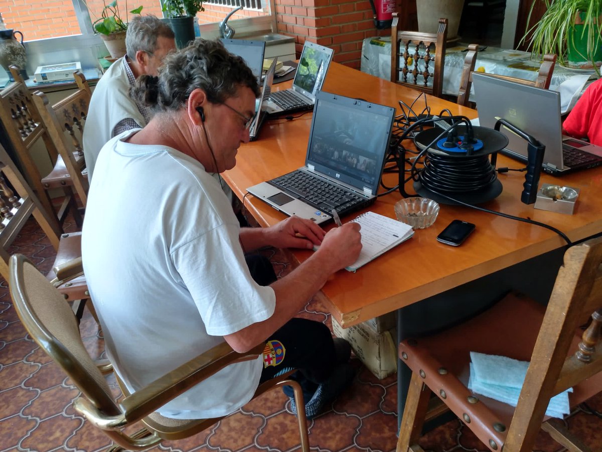 Gracias a los donativos de entidades colaboradoras, el proyecto Padre Arrupe ha implementado un taller de nociones básicas de informática.
Nuestros residentes no pierden detalle de todo el mundo que se abre ante sus ojos. ¡El proyecto entra de lleno en la digitalización!🤓💻