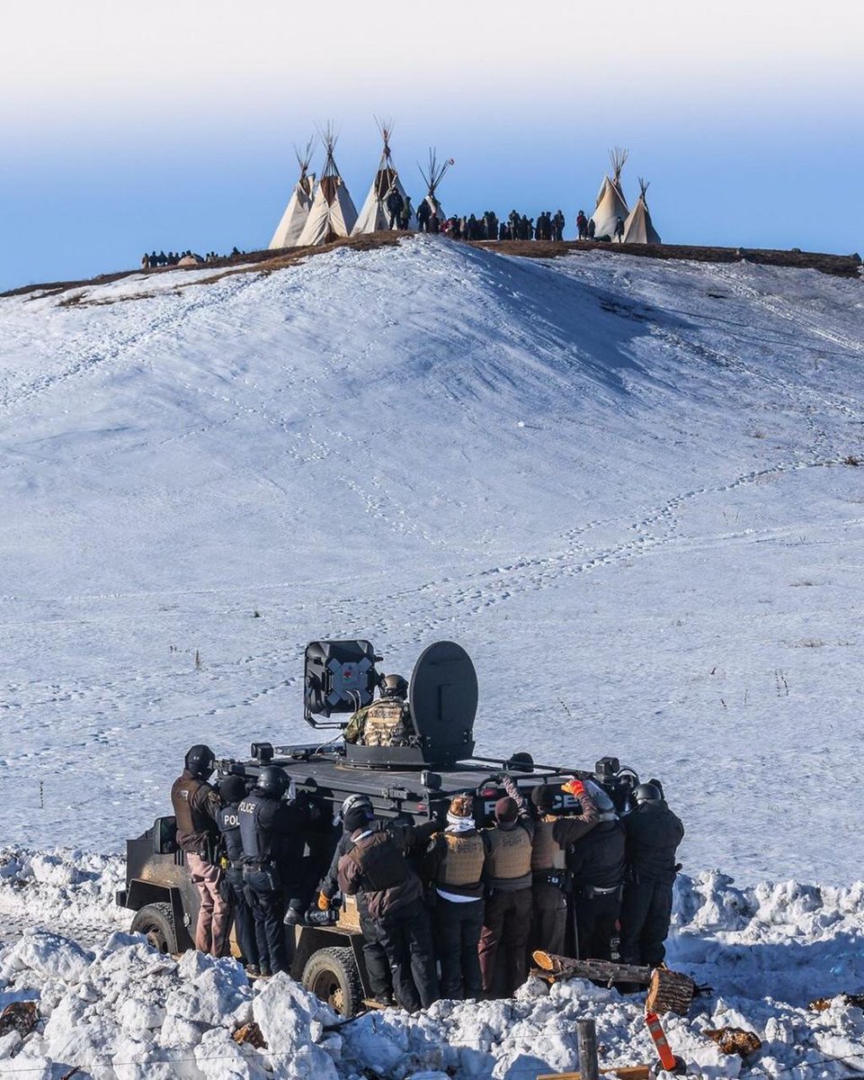 svendirai's tweet photo. ↠
Tribus #Sioux protegiendo sus acuíferos, cuidando su agua.
Ella es Mega Mae, poderosa #Lakota del movimiento #NoDAPL ahora en prisión.
La Corte finalmente les ha dando la razon, sus aguas seguirán limpias.
#FREEREDFAWN
*El fotógrafo @ryanvizzions!!
✊🏽 adziil #Diné
↞ https://t.co/HYeaSFxQ8O