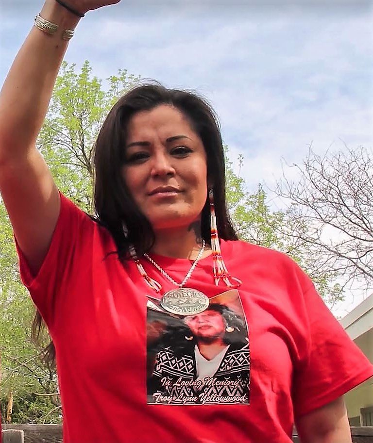 svendirai's tweet photo. ↠
Tribus #Sioux protegiendo sus acuíferos, cuidando su agua.
Ella es Mega Mae, poderosa #Lakota del movimiento #NoDAPL ahora en prisión.
La Corte finalmente les ha dando la razon, sus aguas seguirán limpias.
#FREEREDFAWN
*El fotógrafo @ryanvizzions!!
✊🏽 adziil #Diné
↞ https://t.co/HYeaSFxQ8O