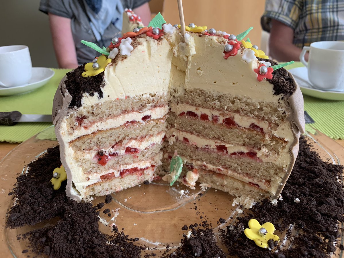 MissChaoscake's tweet photo. Heute mal wieder etwas #cakecontent π Eine Blumentopf-Torte fΓΌr eine liebe Arbeitskollegin zum Geburtstag β€οΈ https://t.co/XrqJNAWDij