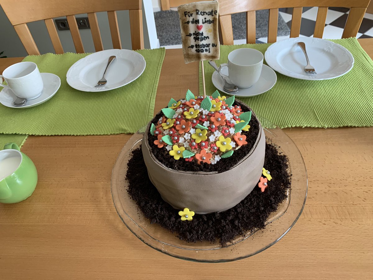 MissChaoscake's tweet photo. Heute mal wieder etwas #cakecontent π Eine Blumentopf-Torte fΓΌr eine liebe Arbeitskollegin zum Geburtstag β€οΈ https://t.co/XrqJNAWDij