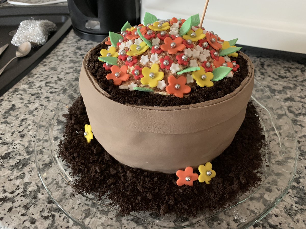 MissChaoscake's tweet photo. Heute mal wieder etwas #cakecontent π Eine Blumentopf-Torte fΓΌr eine liebe Arbeitskollegin zum Geburtstag β€οΈ https://t.co/XrqJNAWDij