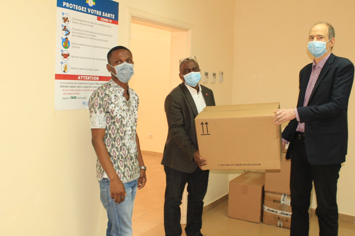 Donation from the Federal Republic of Germany in Gabon received in Lambarene by the mayor, the representative of the governor and the CERMEL executive team.
A total of 26,000 diagnostics, 60,000 surgical masks, reagents are essential in the fight against the coronavirus pandemic.