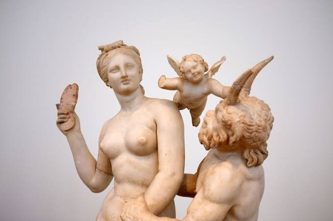 RafaelPoulain's tweet photo. Esta vasija antigua donde Afrodita se quita la chancla frente a su hijo Eros y la estatua donde se la quita amenazadoramente frente al semidiós Pan, nos demuestran que hay métodos pedagógicos que son infalibles sin importar la época o el siglo 🤣 https://t.co/SomlwRpNZ5