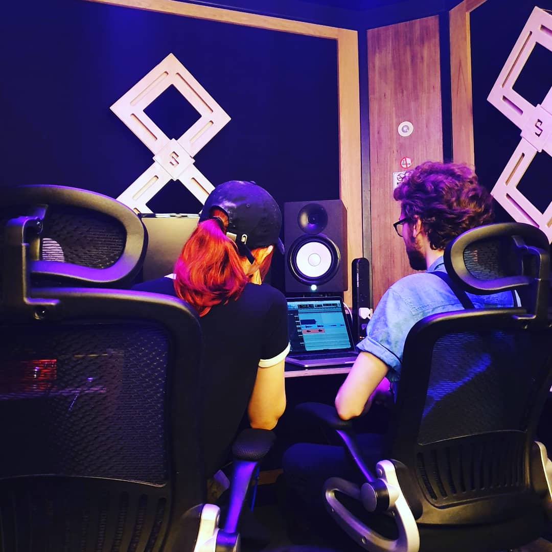 decaraofficial's tweet photo. Shout out to our producer Ed Wilcox for helping us put our new track together 💕 #producer #recording #studio #recordingstudio #decara #decaraband #mixing #newmusic #alternative #comingsoon #enemy #femalefronted #womeninrock #newsong #piratestudios #newsongs #rockband #altrock https://t.co/7cEP3bnLSJ