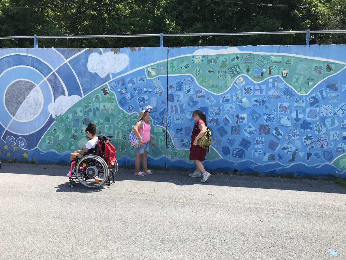 Aileen_Grainger's tweet image. A socially distant art walk (@FallCreekES looking good!) and connecting with peers in person and online #projectinnovation Students brainstorm that art builds connection, purpose, and joy! @ChristineBarley