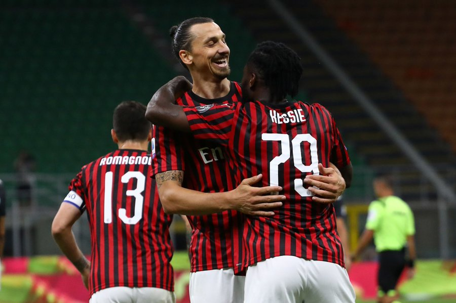 lnstantFoot's tweet photo. Zlatan : "L’équipe a gagné en caractère depuis mon arrivée ? Ils ont de la chance... Avec moi, dès le début on aurait pu gagner le titre. Je donne des conseils à mes coéquipiers ? Je fais l’entraîneur, le président et le joueur. Mais je n’ai qu’un salaire !" (@Guillaumemp) https://t.co/FdeJgItvs8