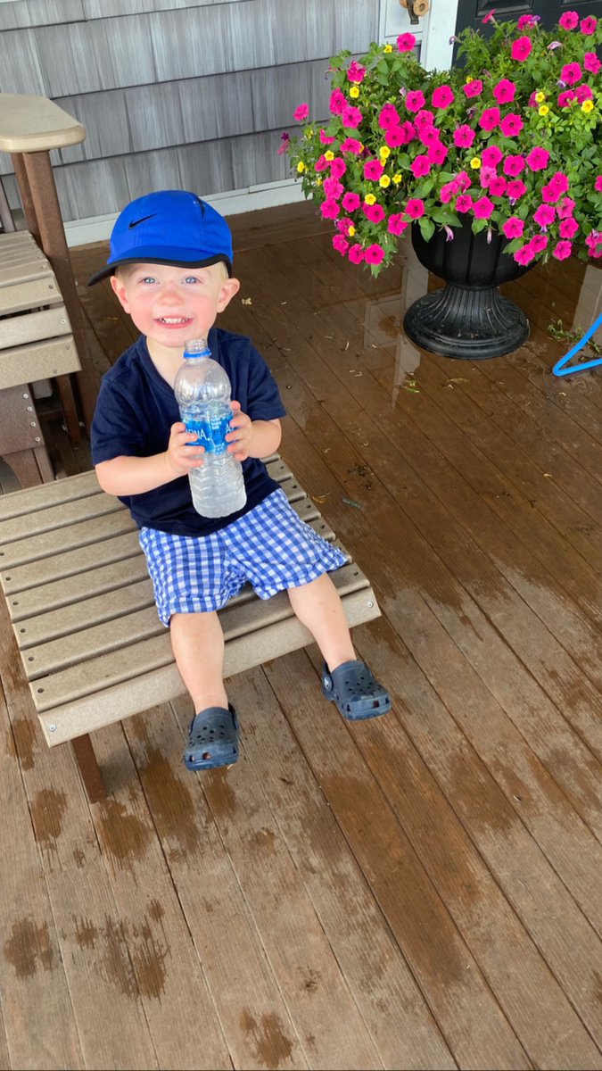 ErinGraceWatson's tweet photo. Stay hydrated💦 friends it's hot🥵 out! https://t.co/2yUnG2MtGq