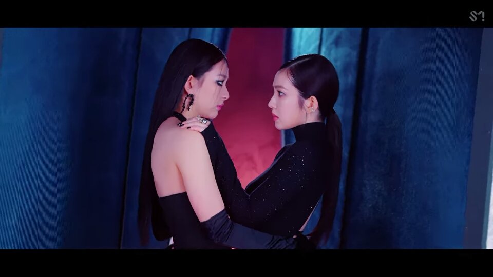 logtaga_rv's tweet photo. my mom watching at 6am: bakit hindi nalang sila nag kiss?
YES MA YAN DIN TANONG NAMIN
#MonsterIShere #MonsterMV #WatchMonsterMV #RedVelvet_IRENE_SEULGI @RVsmtown https://t.co/fJuc6rZbn7