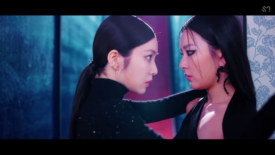 logtaga_rv's tweet photo. my mom watching at 6am: bakit hindi nalang sila nag kiss?
YES MA YAN DIN TANONG NAMIN
#MonsterIShere #MonsterMV #WatchMonsterMV #RedVelvet_IRENE_SEULGI @RVsmtown https://t.co/fJuc6rZbn7