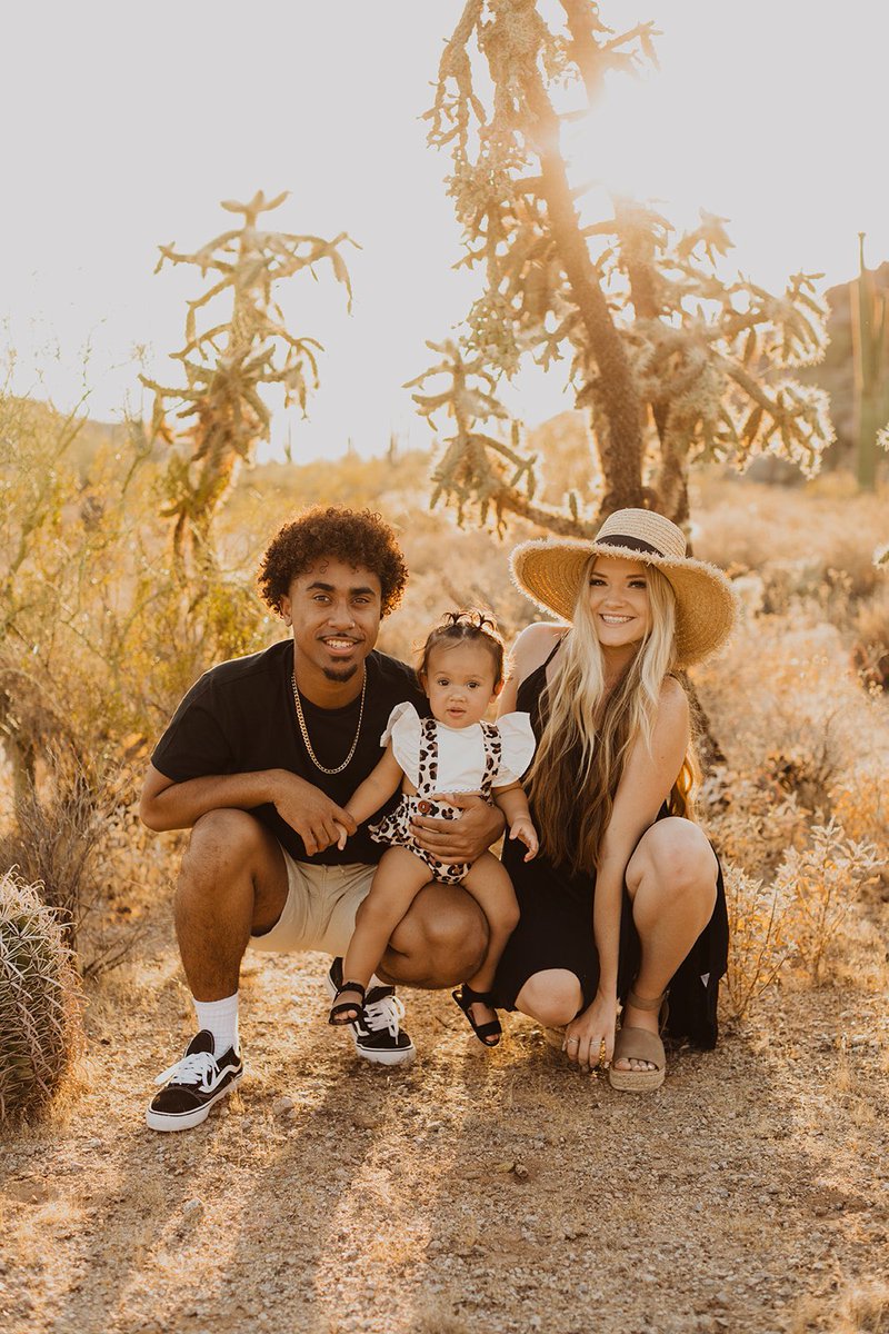 kaylaafaustt's tweet photo. my lovely family ✨🌵🤍 https://t.co/tcuGDWSzHp