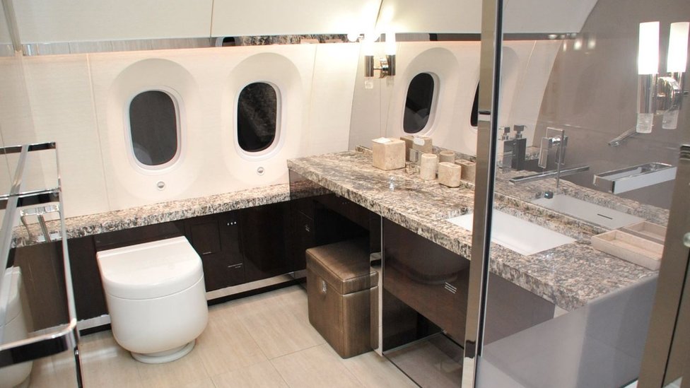 CartonCalderon's tweet image. A ver si tras el desfiguro de Atlanta entendemos: un avión presidencial no es un lujo;  es para que el presidente, sea quien sea,  no llegue a otro país desfajado, arrugado, cansado, y desalojado por agentes de migración como lo vimos, sino como Jefe de Estado representando a 🇲🇽.