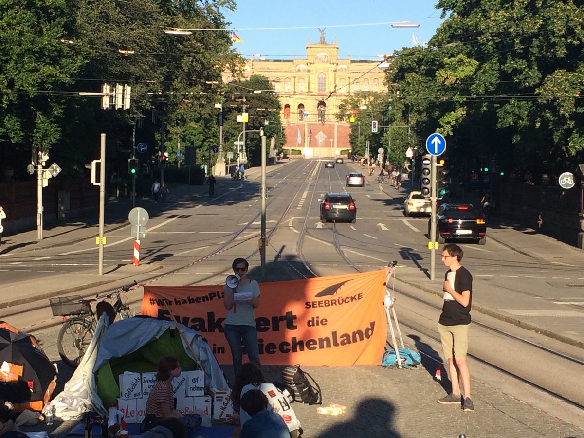 mfr_info's tweet photo. Es geht weiter mit Redebeiträgen von uns und der @SeebrueckeMuc 
Landesaufnahmeprogramm jetzt! Evakuierung der Geflüchteten aus den Lagern auf den griechischen Inseln! #LeaveNoOneBehind https://t.co/H42elLt41B