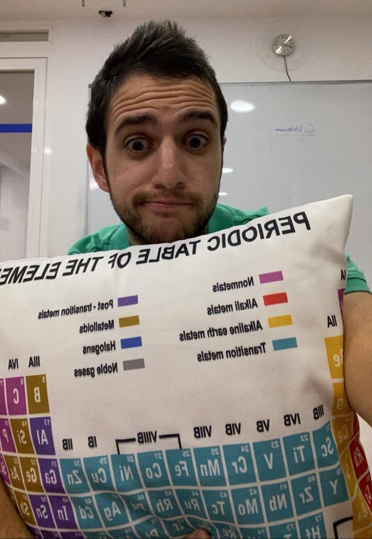 quimicaPau's tweet photo. Te has topado con el cojín periódico de la suerte de @quimicaPau. RT en menos de 9 segundos para sacar más de un 9 en química de Selectividad. No puede fallar. https://t.co/cAvQh5dgE2