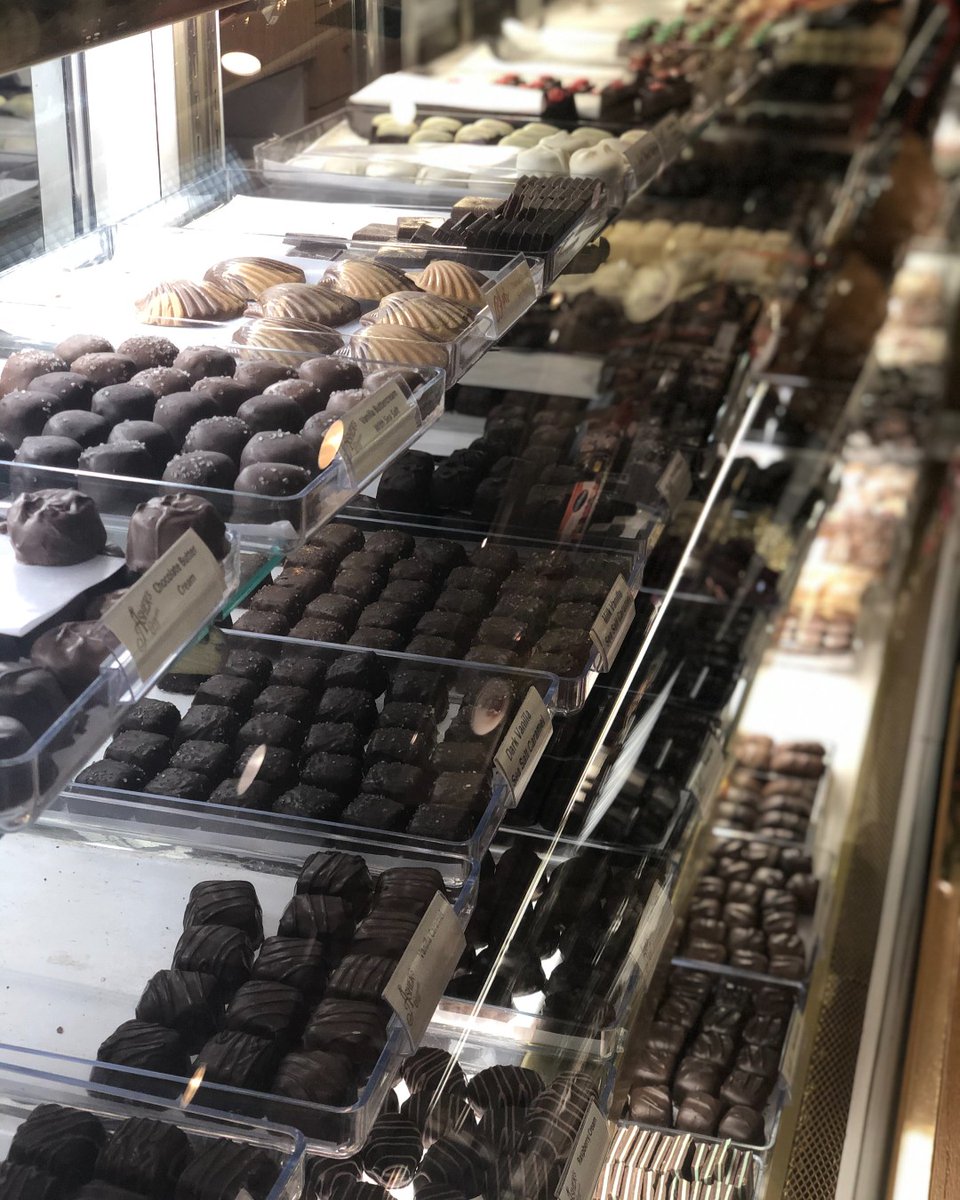 AshersChocolate's tweet image. All of your summer and everyday favorites are here, ready to be hand-packed out of the case just for you! ☀️

Stop by to shop In Stores, or give us a call for Curbside Pickup:
Souderton: 215-721-3276, #0
Lewistown: 717-248-3700

#AshersChocolateCo #Summer2020 #CandyCase