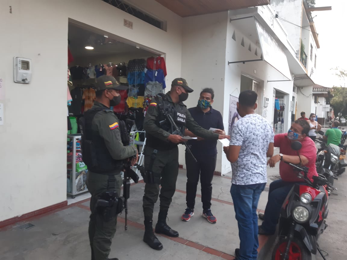 PoliciaDeTolima's tweet photo. Con @GaulaPolicia #Tolima, lideramos actividades de prevención contra el secuestro y la extorsión en el #Espinal, Invitamos a la ciudadanía a suministrar información que nos permita atacar el delito en todas sus formas a la línea 165  #YoNoPagoYoDenuncio https://t.co/0K5FP1BwTL