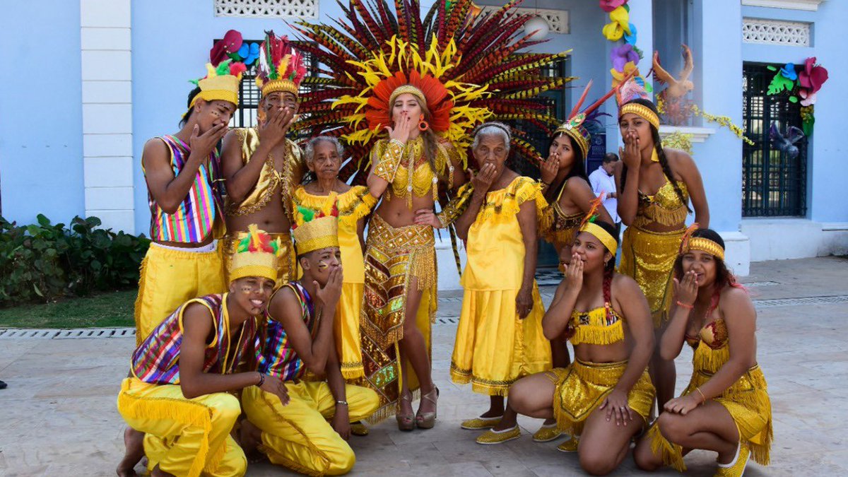 isabellachams's tweet photo. Tu último Carnaval, guerrera. Qué honor haber hecho parte de tu legado, un tesoro ancestral de nuestra fiesta. Gracias Dorita Thomas, te llevaré por siempre en mi corazón chimila 💛❤️. https://t.co/4387lq00Iz