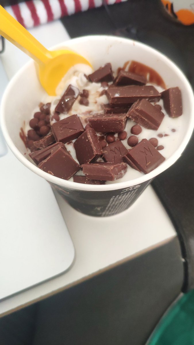 nmaggessi's tweet photo. "Exagero calda de chocolate" 
O que o @McDonalds_BR me prometeu // o que eles entregaram

Calda de chocolate mesmo eu não vi nenhuma.. é isso gente, não comprem

#McDonalds #ifoodfail https://t.co/CdHHbLYtNj