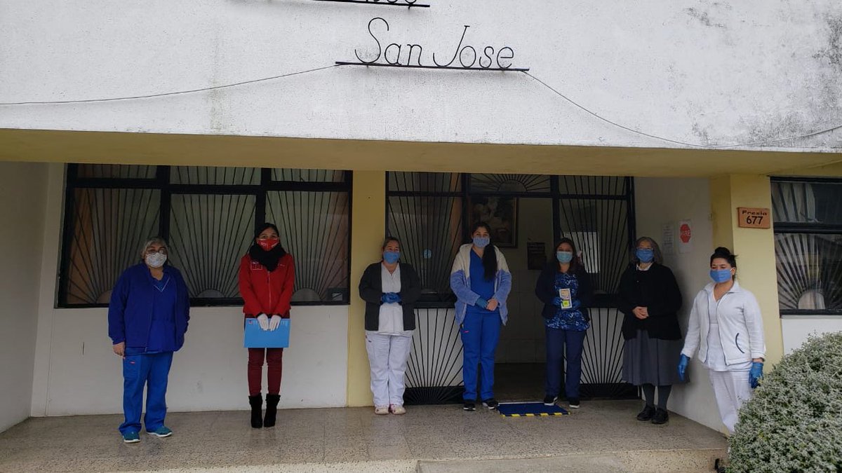 SenamaAraucania's tweet photo. En terreno la Coordinadora Regional @Karin_MellaC 🚙👟 en las comunas de #Freire y #Pucón apoyando a establecimientos de adultos mayores, y los profesionales quienes también brindan los cuidados y el cariño a los residentes, para realizar entrega de EPP para enfrentar el #Covid19 https://t.co/V9L6on1NFw