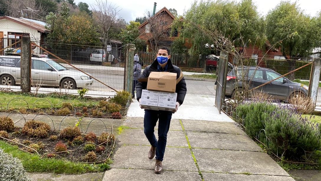 SenamaAraucania's tweet photo. En terreno la Coordinadora Regional @Karin_MellaC 🚙👟 en las comunas de #Freire y #Pucón apoyando a establecimientos de adultos mayores, y los profesionales quienes también brindan los cuidados y el cariño a los residentes, para realizar entrega de EPP para enfrentar el #Covid19 https://t.co/V9L6on1NFw
