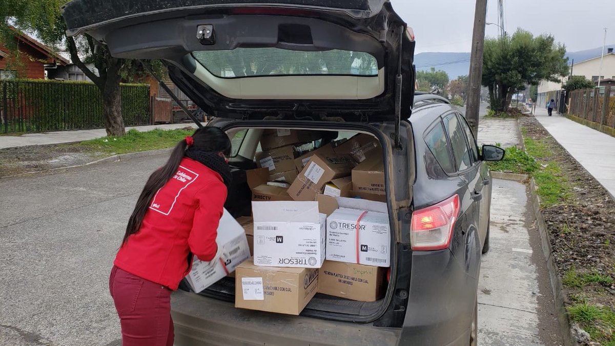 SenamaAraucania's tweet photo. En terreno la Coordinadora Regional @Karin_MellaC 🚙👟 en las comunas de #Freire y #Pucón apoyando a establecimientos de adultos mayores, y los profesionales quienes también brindan los cuidados y el cariño a los residentes, para realizar entrega de EPP para enfrentar el #Covid19 https://t.co/V9L6on1NFw