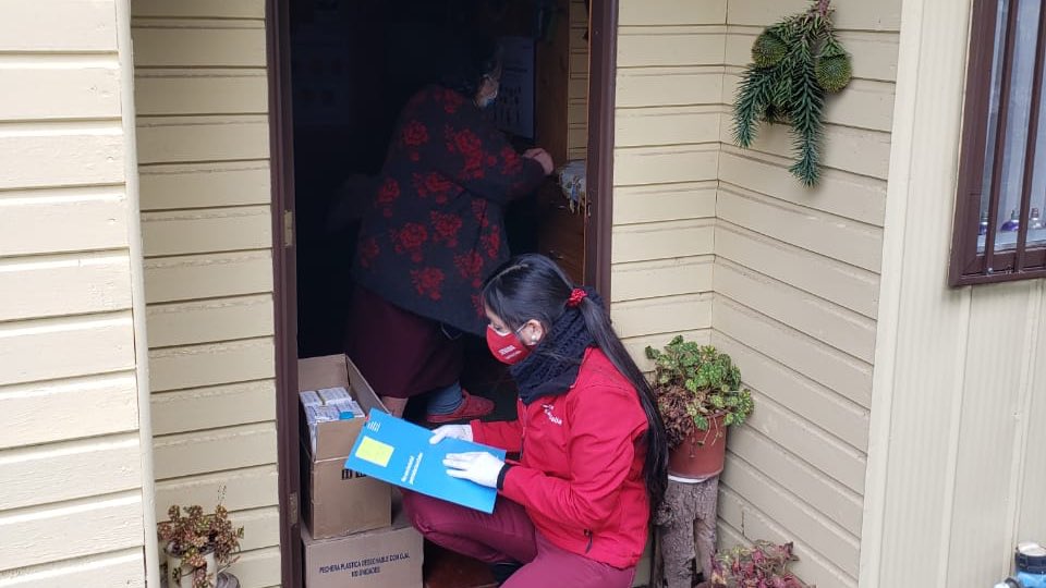 SenamaAraucania's tweet photo. En terreno la Coordinadora Regional @Karin_MellaC 🚙👟 en las comunas de #Freire y #Pucón apoyando a establecimientos de adultos mayores, y los profesionales quienes también brindan los cuidados y el cariño a los residentes, para realizar entrega de EPP para enfrentar el #Covid19 https://t.co/V9L6on1NFw