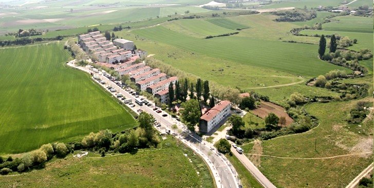 Errekaleor's tweet photo. [Hilo-cuento-gráfico]

"Errekaleortarras y policía en tiempos de confinamiento"

✍️Érase una vez un barrio a la afueras de Gasteiz, que por estar ocupado, ponía en cuestión la tan arraigada propiedad privada como pilar de la sociedad capitalista. Gracias a la gestión colectiva y https://t.co/QM5rGZiNiM