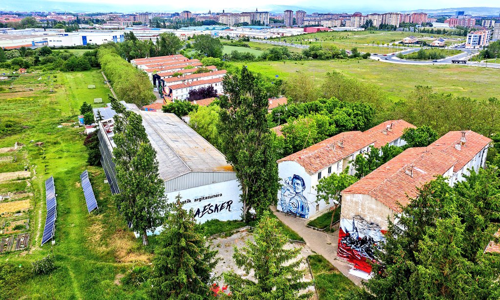 Errekaleor's tweet photo. [Hilo-cuento-gráfico]

"Errekaleortarras y policía en tiempos de confinamiento"

✍️Érase una vez un barrio a la afueras de Gasteiz, que por estar ocupado, ponía en cuestión la tan arraigada propiedad privada como pilar de la sociedad capitalista. Gracias a la gestión colectiva y https://t.co/QM5rGZiNiM