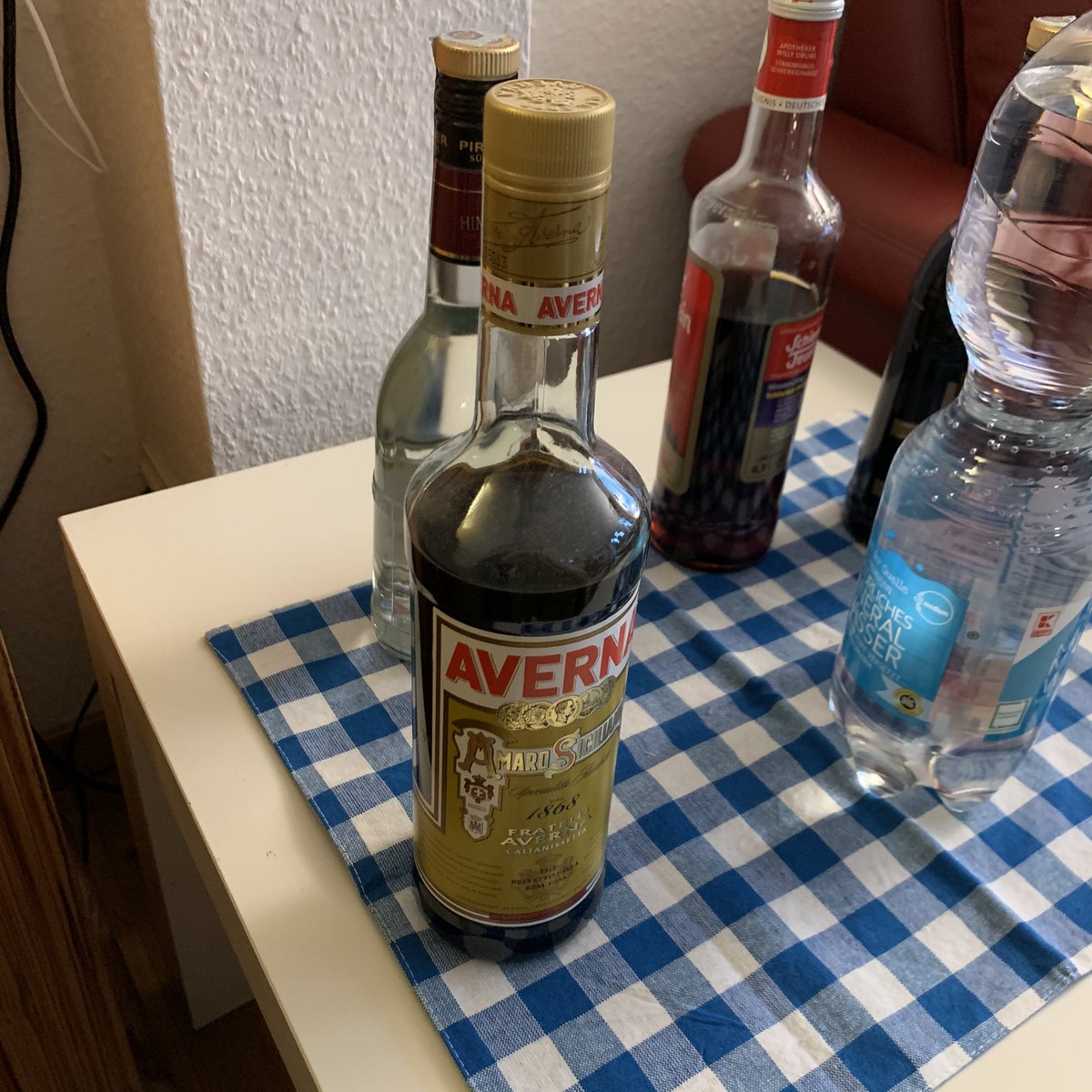 Da hat ein Genosse, der seit 37 Jahren in der Partei ist, Geburtstag und stellt extra den Averna hin und dann kommt @KuehniKev nicht vorbei zum gratulieren. Der Vater von <a href="/tonihillberg/">Toni</a> ist enttäuscht, er dachte immer Kevin wäre näher bei die Leute 😔