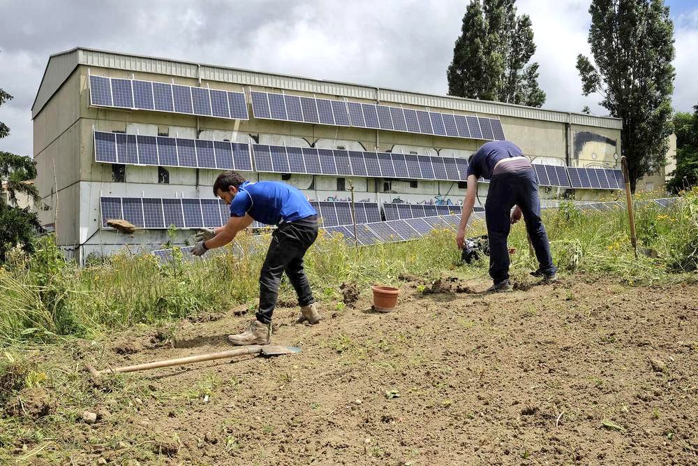 Errekaleor's tweet photo. [Hilo-cuento-gráfico]

"Errekaleortarras y policía en tiempos de confinamiento"

✍️Érase una vez un barrio a la afueras de Gasteiz, que por estar ocupado, ponía en cuestión la tan arraigada propiedad privada como pilar de la sociedad capitalista. Gracias a la gestión colectiva y https://t.co/QM5rGZiNiM