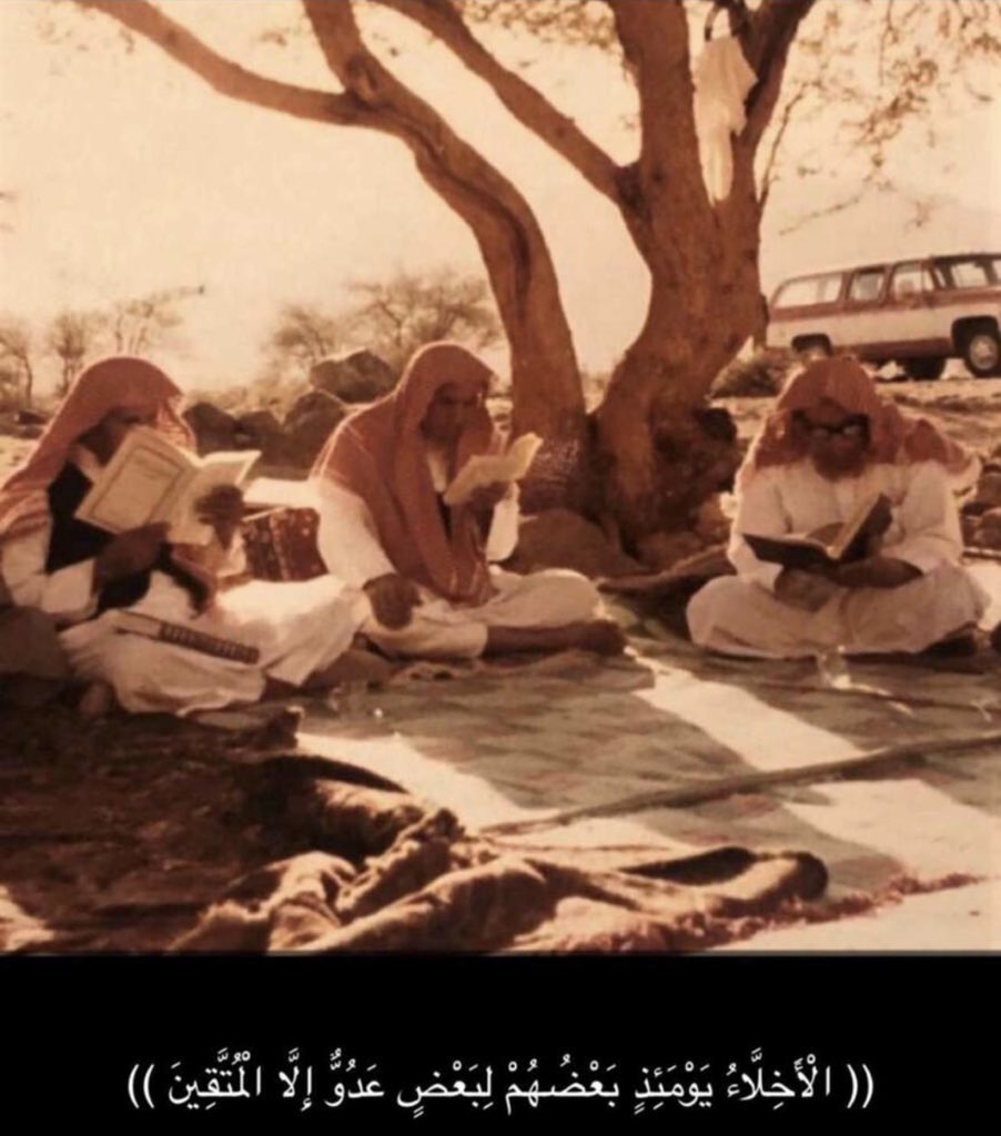 صورة قديمة لثلاثة من كبار السن في طلعة برية ، لم ينسوا قراءة القرآن حتى وهم في نزهه ..
من أجمل الصور التي رأيتها ويبدو أنها التُقطت عصراً