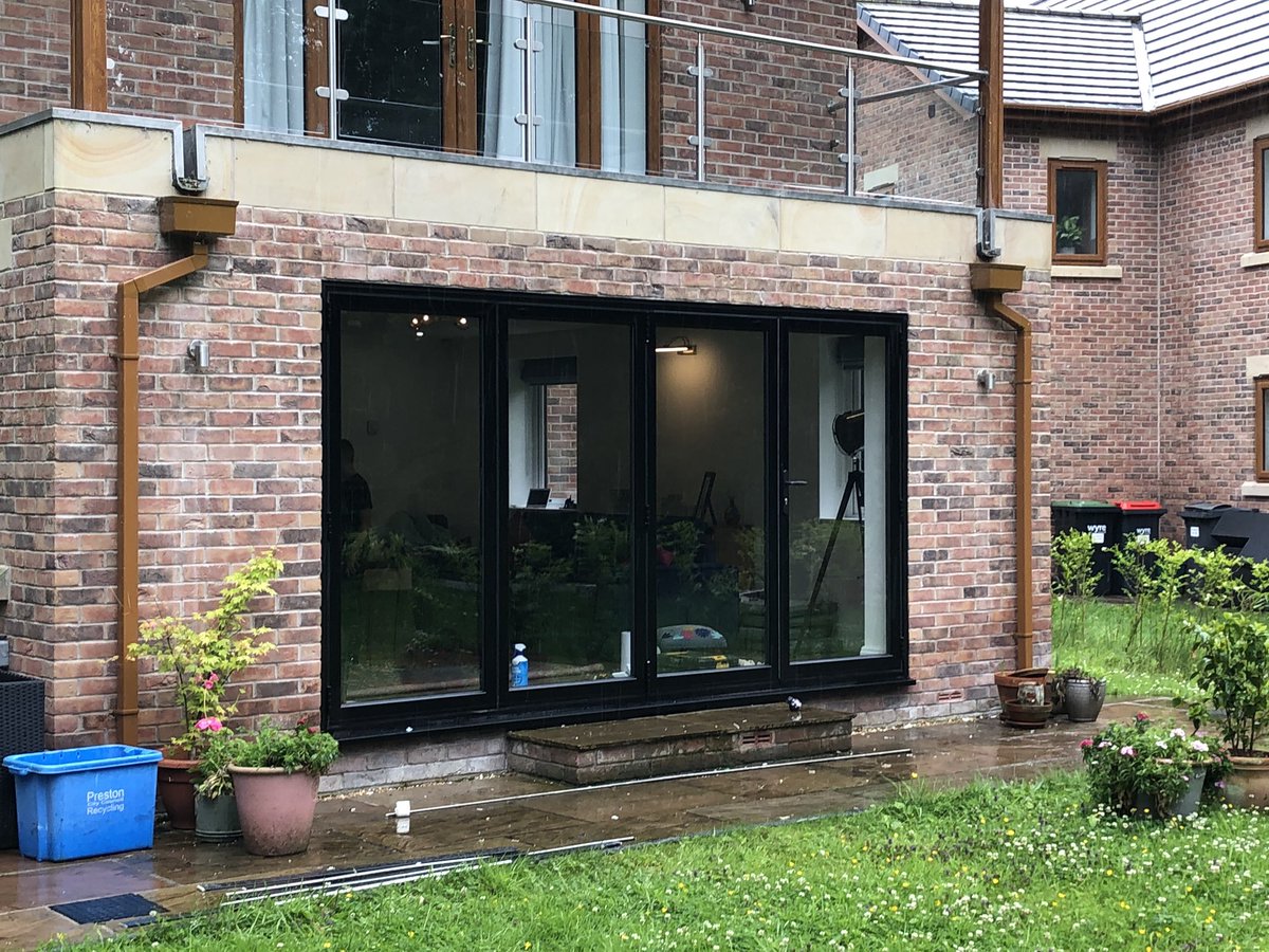 A quick before/after of Bifolds installed yesterday. There were two sets, only one pic though due to it lashing down 🌧🌧🌧🌧