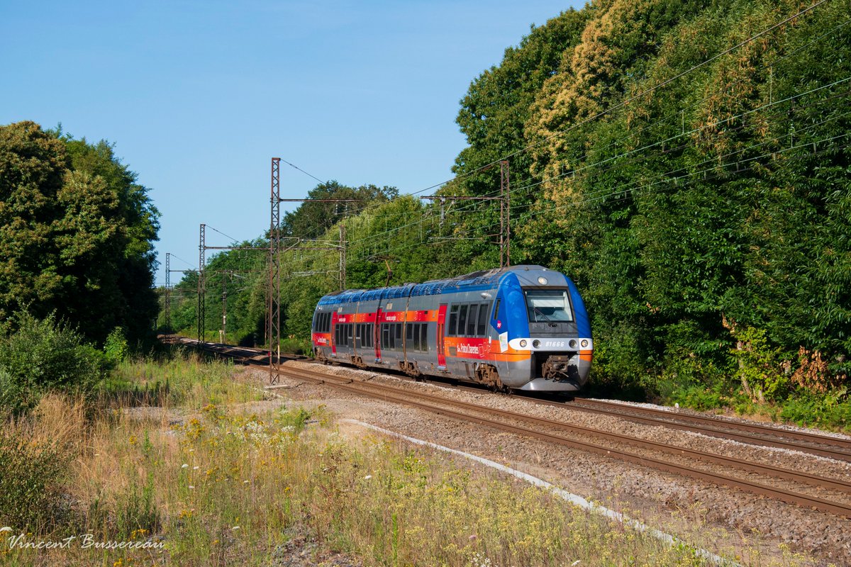 BubuVincent1's tweet photo. Il y a t-il le mécano du TER 869010 Limoges -> Chateauroux de ce matin ?
Je l'ai un peu surpris à Fromental
#tersncf #869010 #AGC https://t.co/WIUc0X83wP