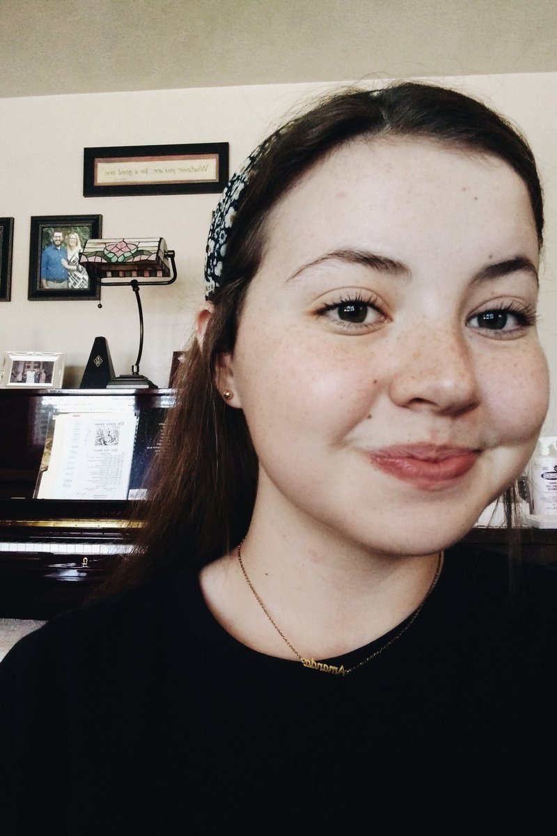 mandaleelowry's tweet photo. amanda tries to refrain from throwing up a peace sign in every picture for the first time in her life and fails: a series https://t.co/J6ofnaTYdX