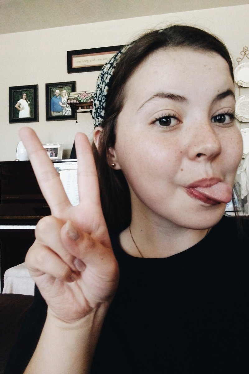 mandaleelowry's tweet photo. amanda tries to refrain from throwing up a peace sign in every picture for the first time in her life and fails: a series https://t.co/J6ofnaTYdX