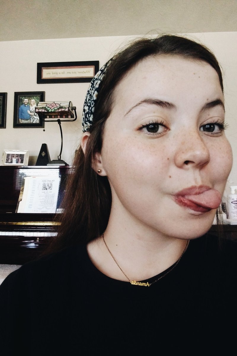 mandaleelowry's tweet photo. amanda tries to refrain from throwing up a peace sign in every picture for the first time in her life and fails: a series https://t.co/J6ofnaTYdX