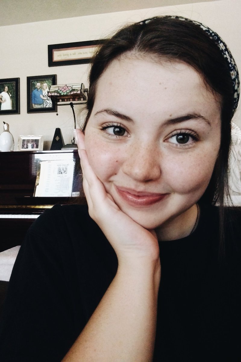 mandaleelowry's tweet photo. amanda tries to refrain from throwing up a peace sign in every picture for the first time in her life and fails: a series https://t.co/J6ofnaTYdX